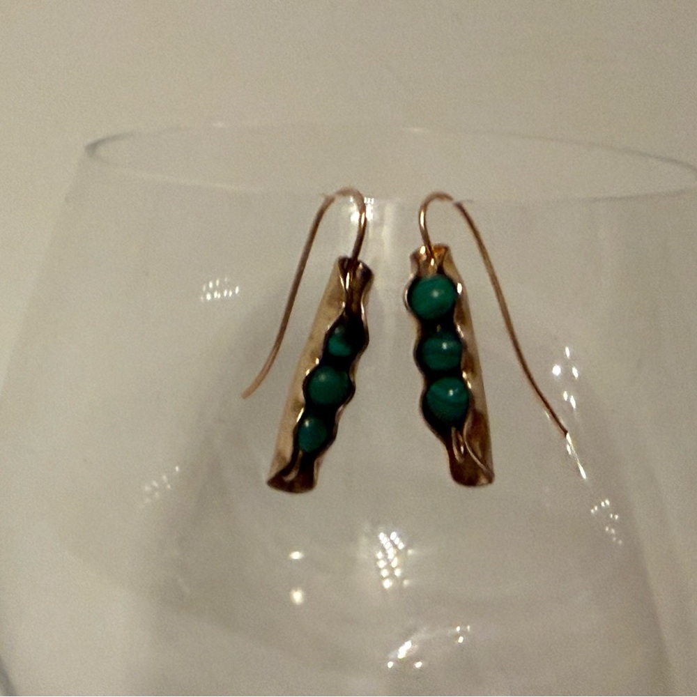 EARRINGS GREEN STONE BEAD PEAS IN GOLD TONE PODS PIERCED HOOK